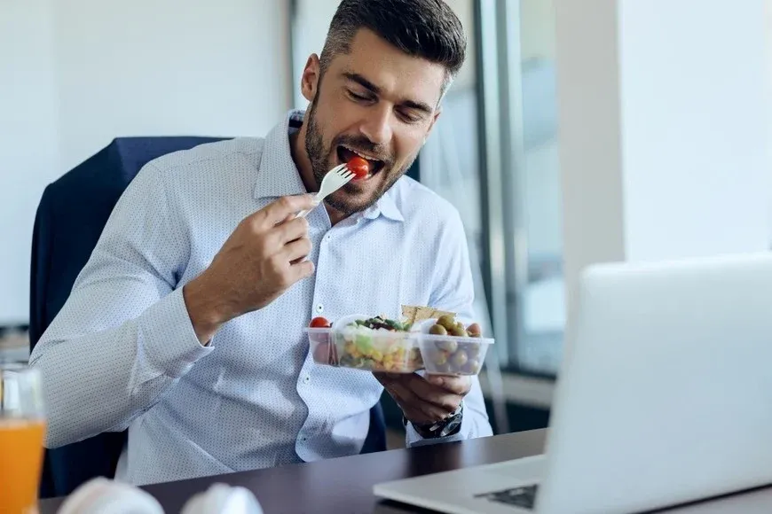 Homem com alimentação saudável em Brasília e Goiânia